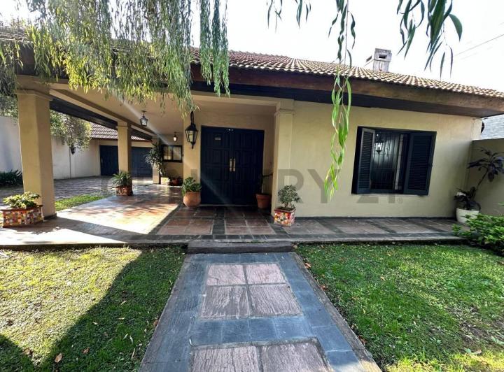 Casa · 200m² · 4 Ambientes · 5 Cocheras