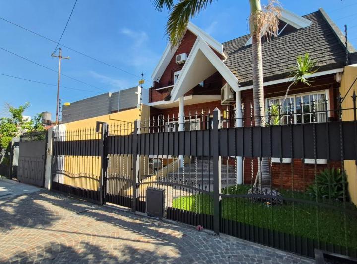 Casa · 200m² · 5 Ambientes · 2 Cocheras