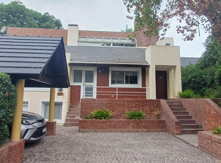 Casa · 200m² · 5 Ambientes · 3 Cocheras