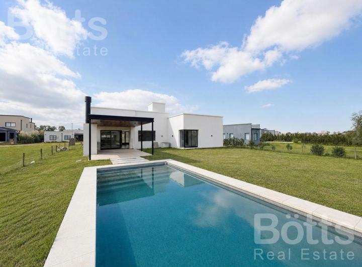 Casa · 144m² · 4 Ambientes · 3 Cocheras