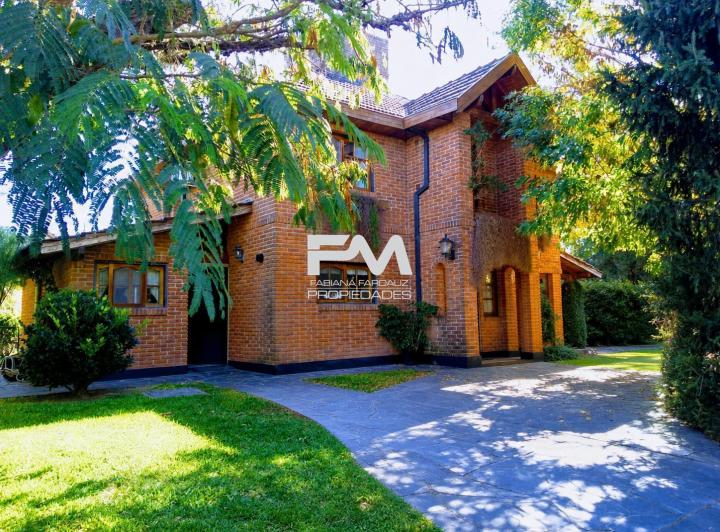 Casa · 232m² · 4 Ambientes · 1 Cochera