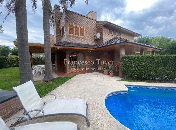 Casa · 236m² · 8 Ambientes · 6 Cocheras