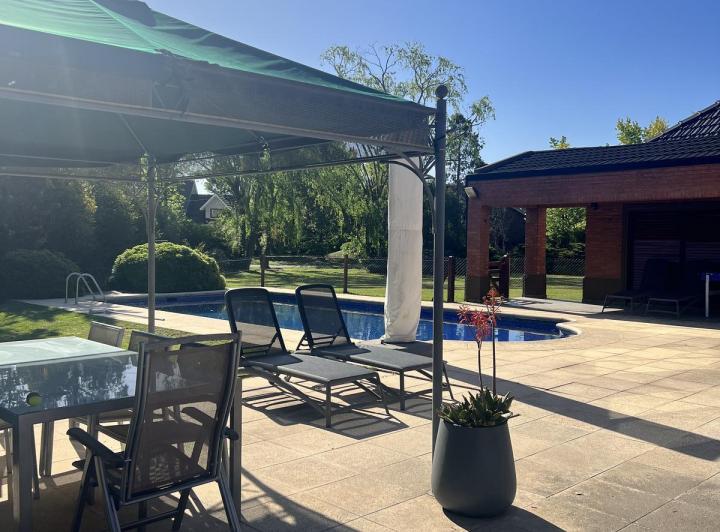Casa · 3000m² · 7 Ambientes · 2 Cocheras