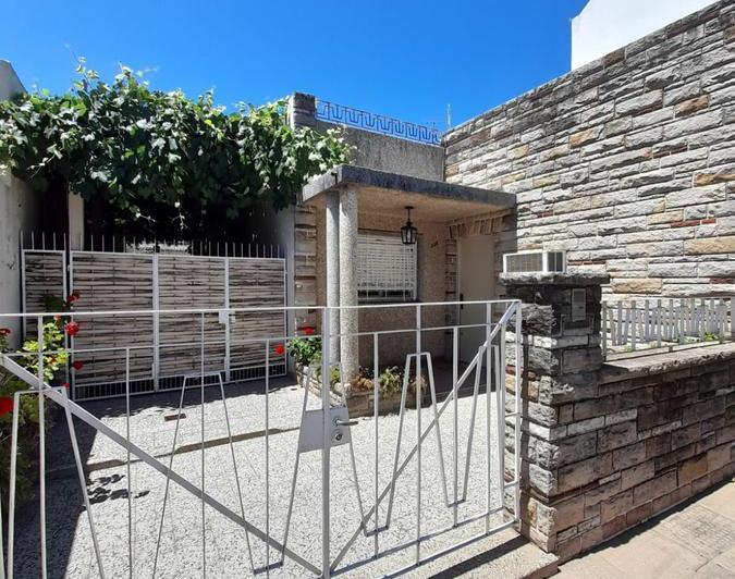 Casa · 104m² · 6 Ambientes · 3 Cocheras