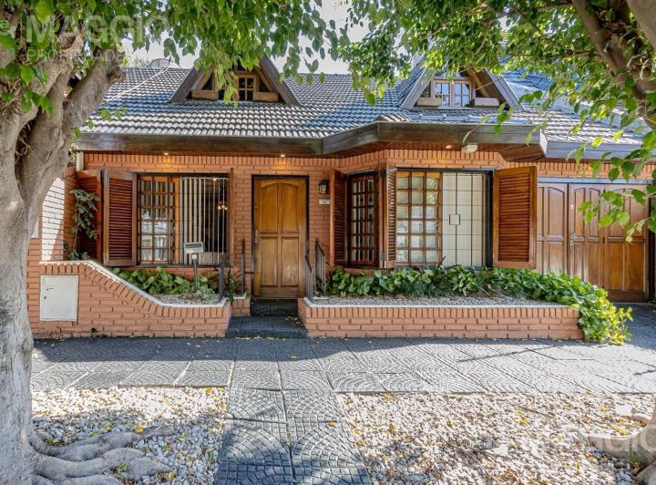 Casa · 225m² · 4 Ambientes · 2 Cocheras