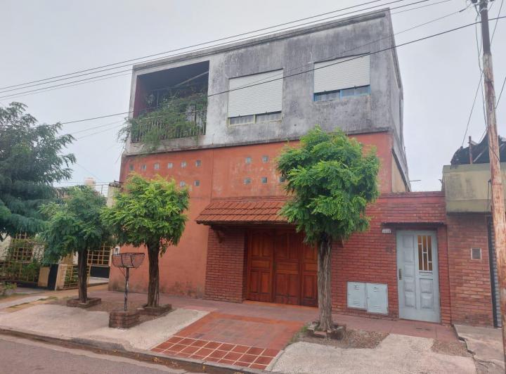 Casa · 245m² · 6 Ambientes · 1 Cochera