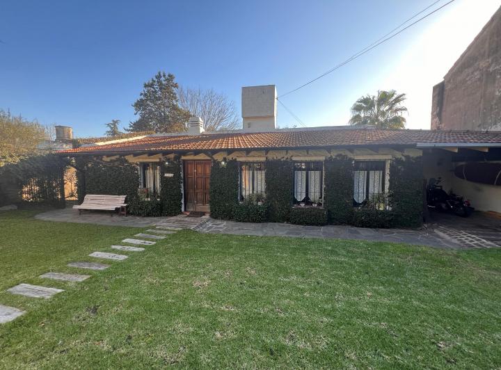 Casa · 270m² · 6 Ambientes · 1 Cochera