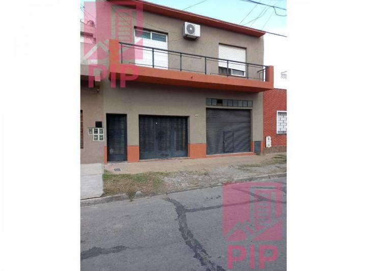 Casa · 240m² · 5 Ambientes · 1 Cochera