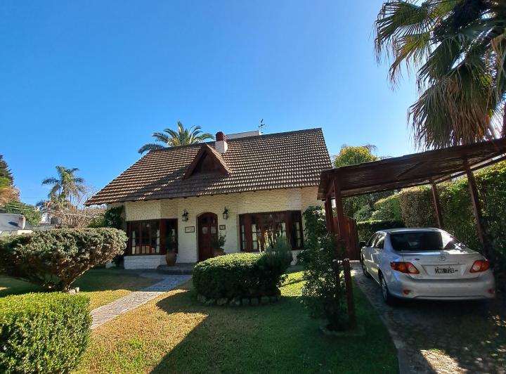 Casa · 180m² · 4 Ambientes · 1 Cochera