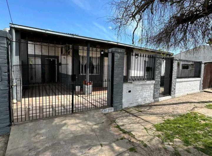 Casa · 300m² · 2 Dormitorios · 1 Cochera