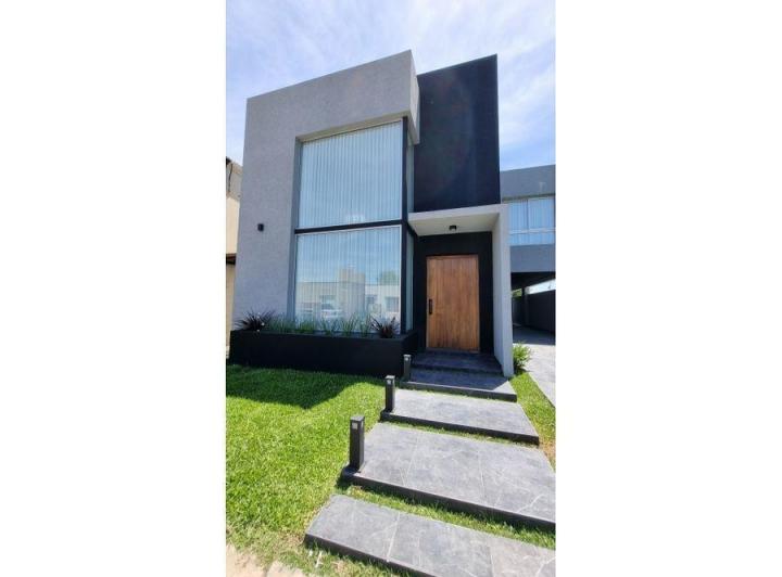 Casa · 200m² · 3 Dormitorios · 2 Cocheras