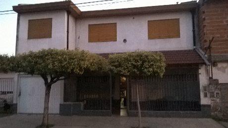 Casa · 330m² · 7 Ambientes · 1 Cochera