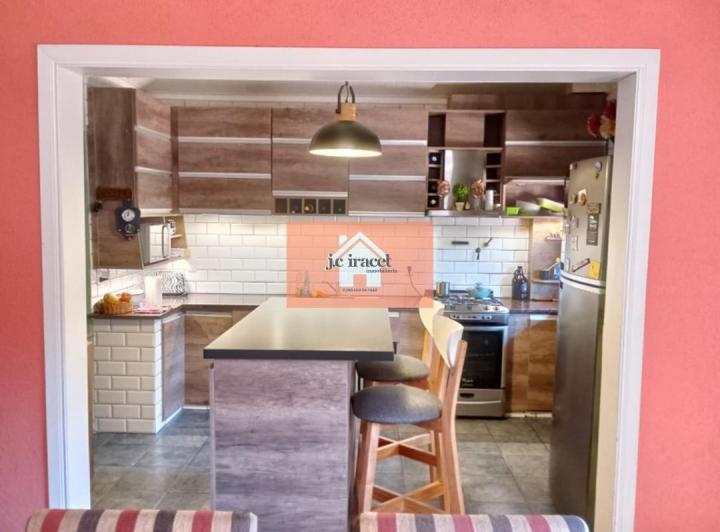 Casa · 160m² · 6 Ambientes · 2 Cocheras