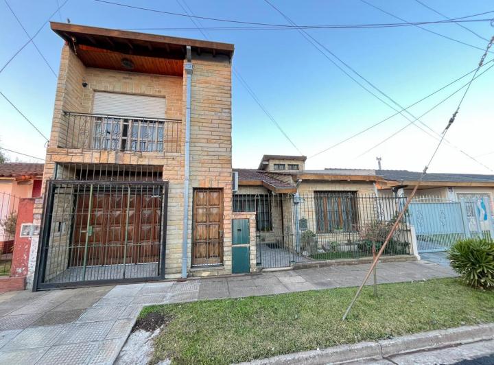 Casa · 160m² · 4 Ambientes · 2 Cocheras
