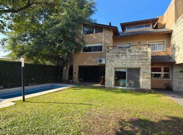Casa · 380m² · 7 Ambientes · 3 Cocheras