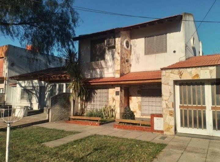 Casa · 200m² · 5 Ambientes · 3 Cocheras