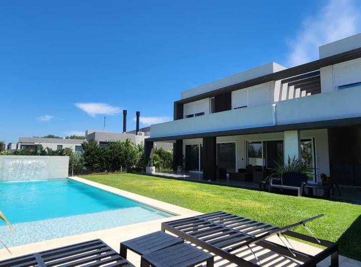 Casa · 415m² · 9 Ambientes · 6 Cocheras