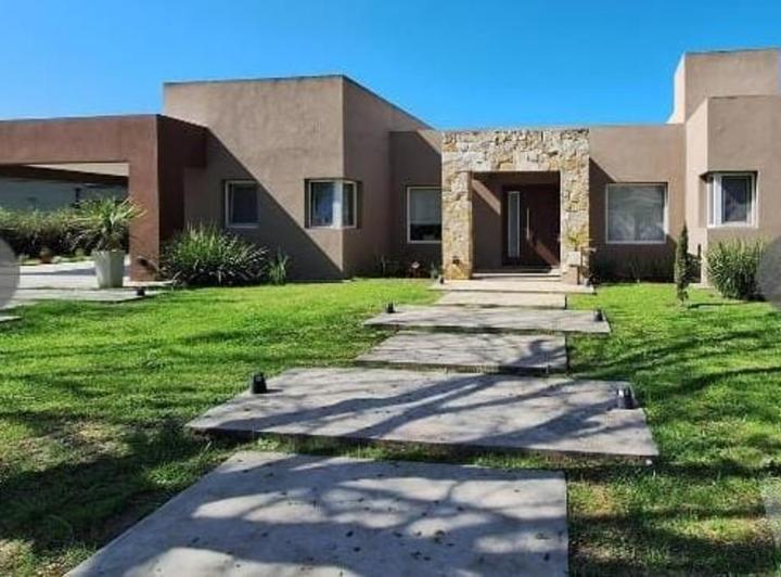 Casa · 220m² · 5 Ambientes · 7 Cocheras