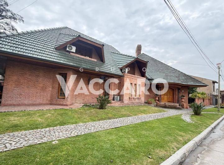 Casa · 674m² · 6 Ambientes · 2 Cocheras