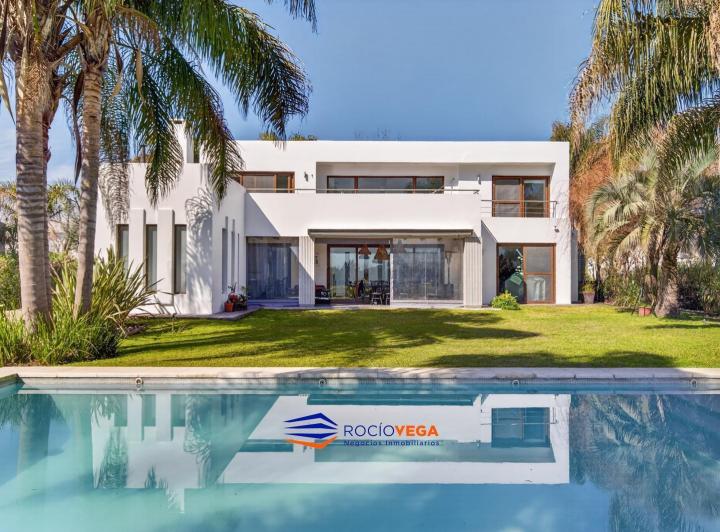Casa · 342m² · 7 Ambientes · 8 Cocheras