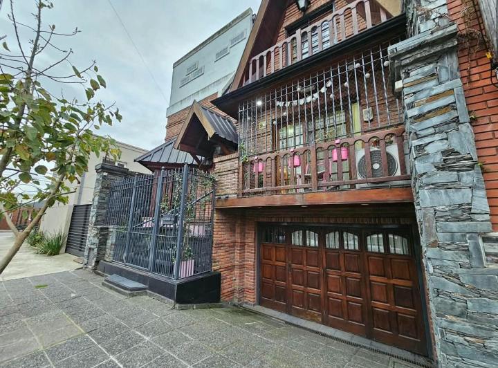 Casa · 220m² · 4 Ambientes · 1 Cochera