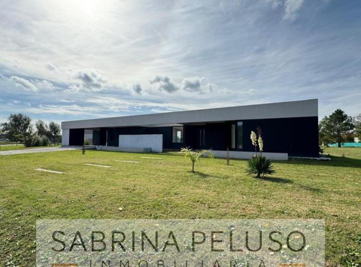 Casa · 298m² · 4 Ambientes · 2 Cocheras