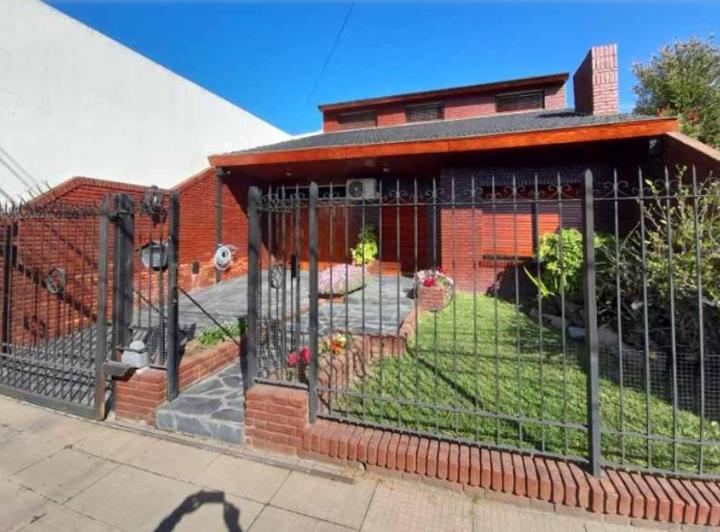 Casa · 180m² · 4 Ambientes · 2 Cocheras