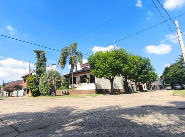 Casa · 250m² · 5 Ambientes · 1 Cochera