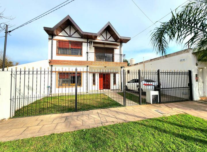 Casa · 350m² · 7 Ambientes · 4 Cocheras