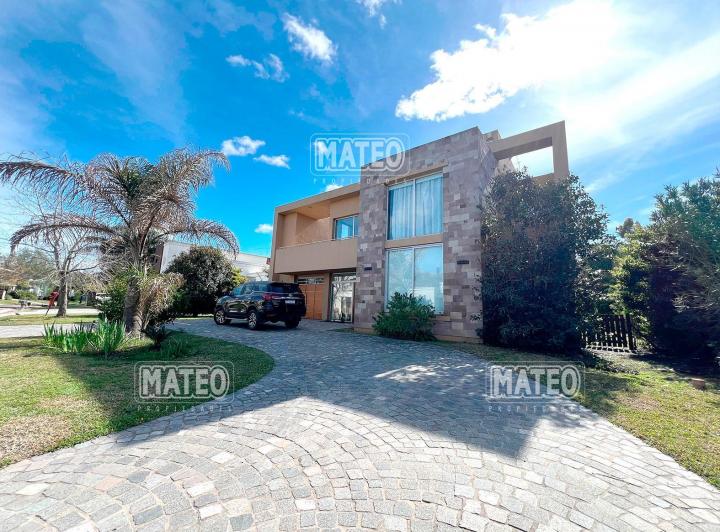 Casa · 276m² · 6 Ambientes · 3 Cocheras