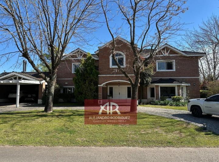 Casa · 495m² · 5 Dormitorios · 2 Cocheras