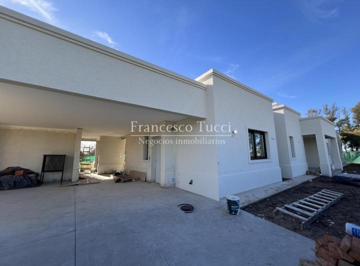 Casa · 212m² · 5 Ambientes · 2 Cocheras