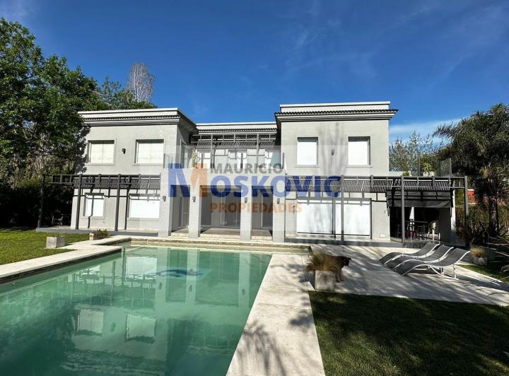 Casa · 350m² · 8 Ambientes · 4 Cocheras
