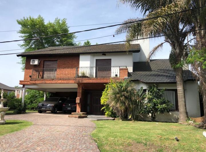 Casa · 250m² · 6 Ambientes · 2 Cocheras