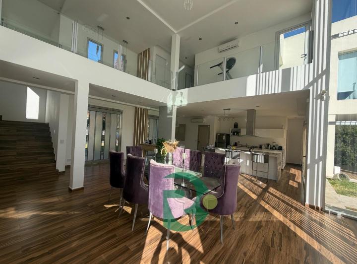 Casa · 350m² · 5 Ambientes · 6 Cocheras