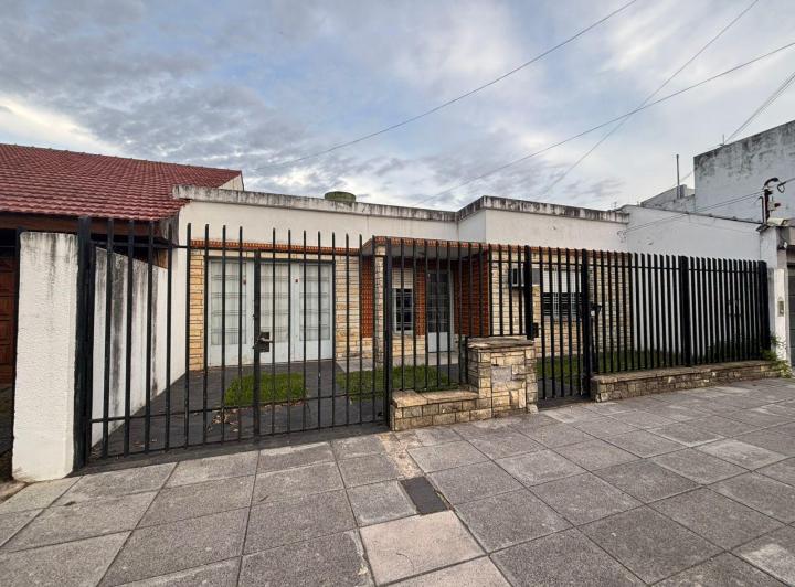 Casa · 126m² · 4 Ambientes · 2 Cocheras