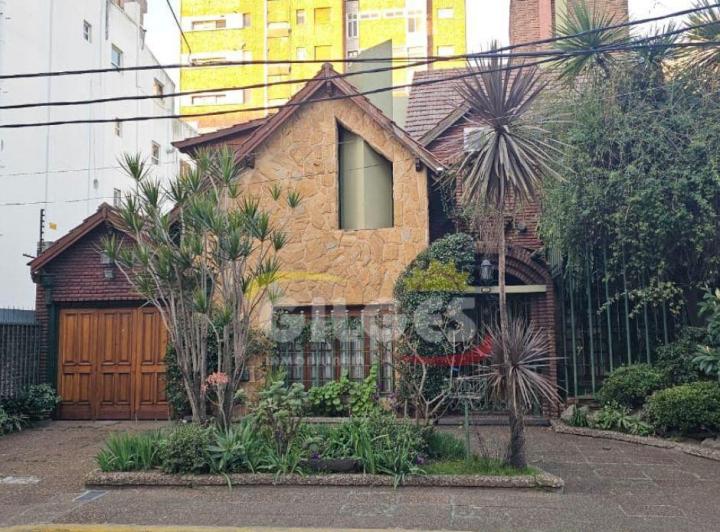 Casa · 300m² · 7 Ambientes · 2 Cocheras