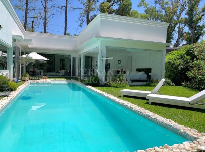 Casa · 320m² · 5 Ambientes · 2 Cocheras