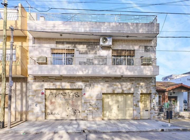 Casa · 300m² · 6 Ambientes · 2 Cocheras