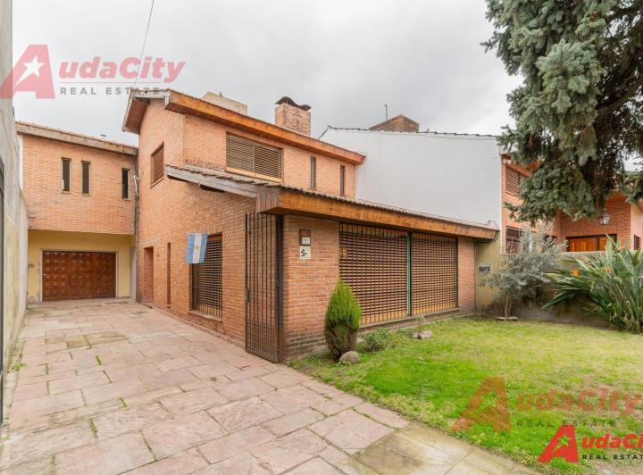 Casa · 260m² · 5 Ambientes · 3 Cocheras