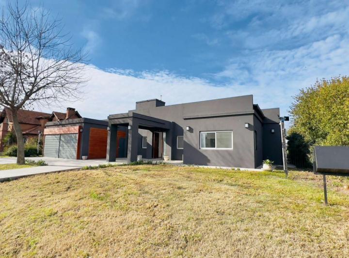 Casa · 230m² · 5 Ambientes · 2 Cocheras