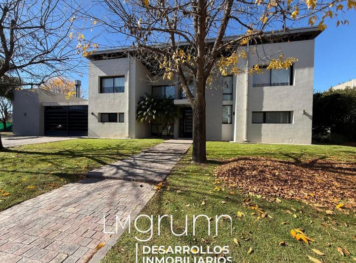 Casa · 309m² · 6 Ambientes · 2 Cocheras