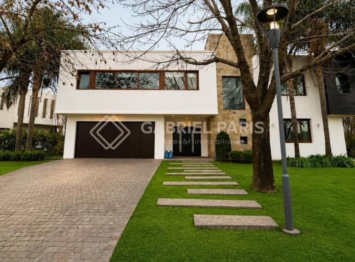 Casa · 388m² · 5 Ambientes · 3 Cocheras