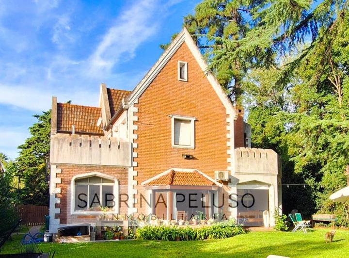 Casa · 180m² · 5 Ambientes · 4 Cocheras