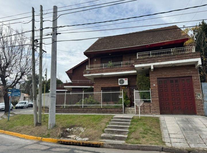Casa · 221m² · 6 Ambientes · 2 Cocheras