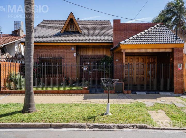 Casa · 240m² · 6 Ambientes · 3 Cocheras