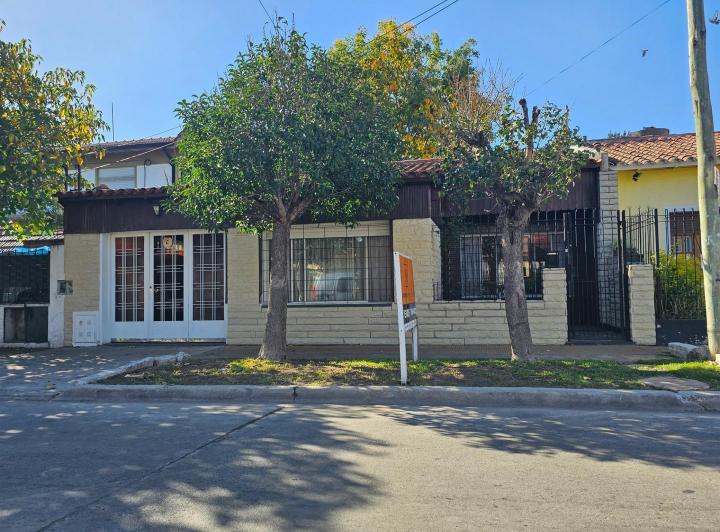 Casa · 114m² · 4 Ambientes · 2 Cocheras