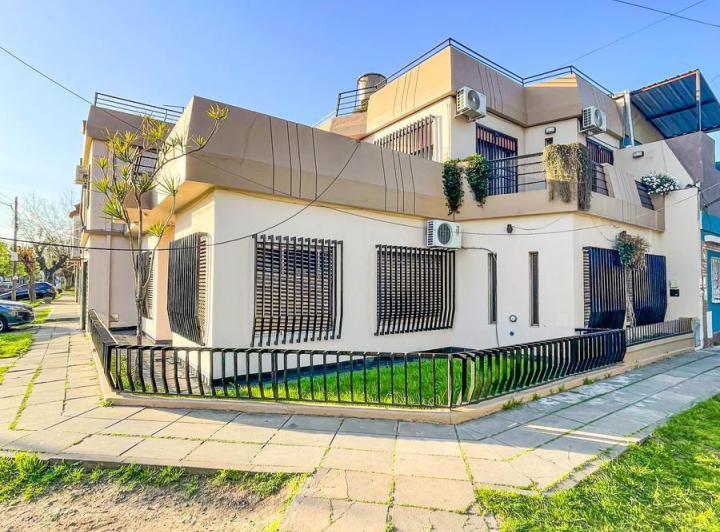 Casa · 182m² · 7 Ambientes · 1 Cochera