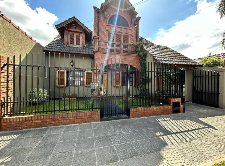 Casa · 200m² · 4 Ambientes · 1 Cochera