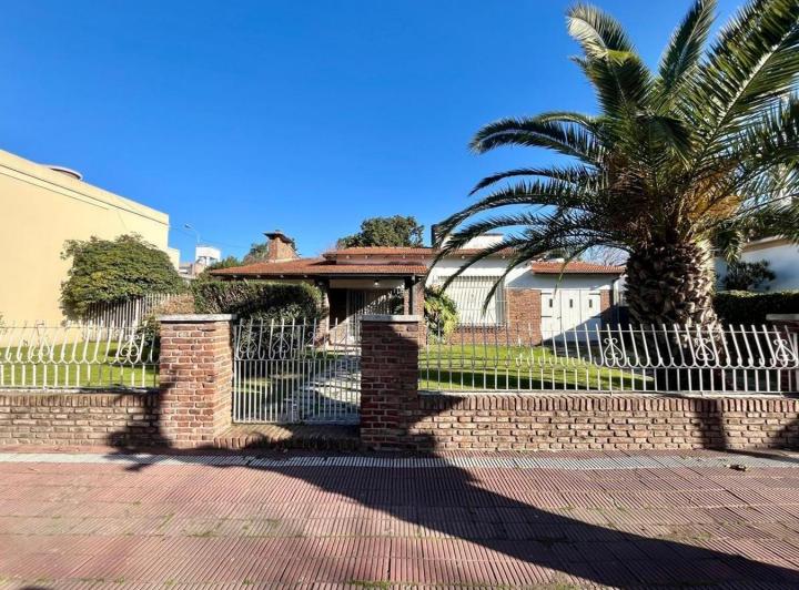Casa · 210m² · 5 Ambientes · 1 Cochera